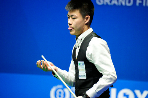 球迷翘首以 球迷翘首以